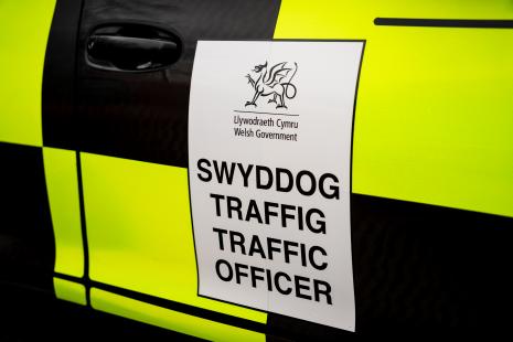Llun o gerbyd traffig cymru
