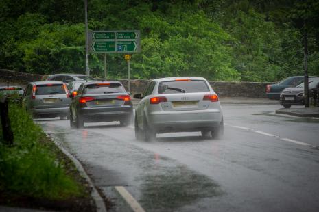 Ceir yn y glaw ar A470 A5 Betws y coed